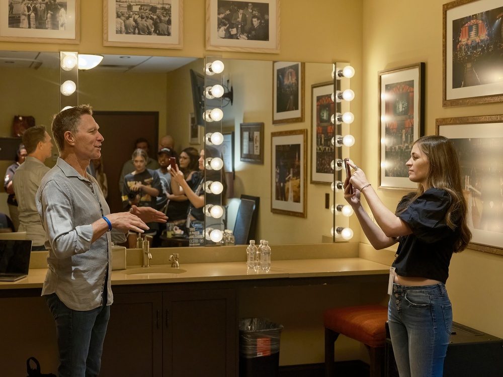 Country Music Star, Craig Morgan enlists into the Army