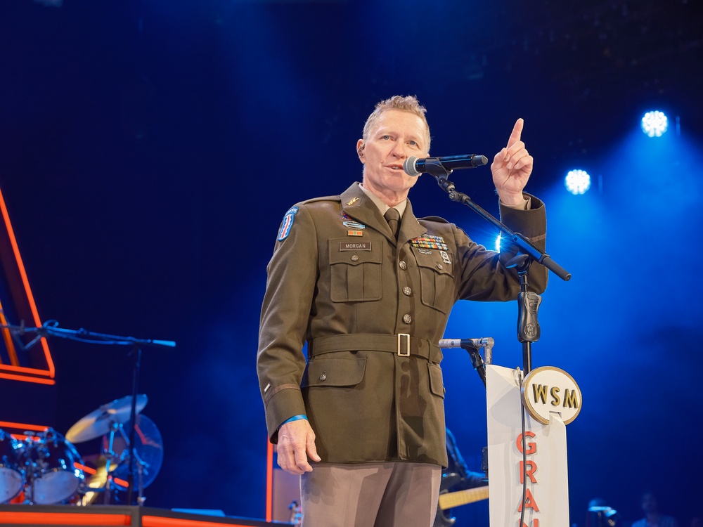 Country Music Star, Craig Morgan enlists into the Army