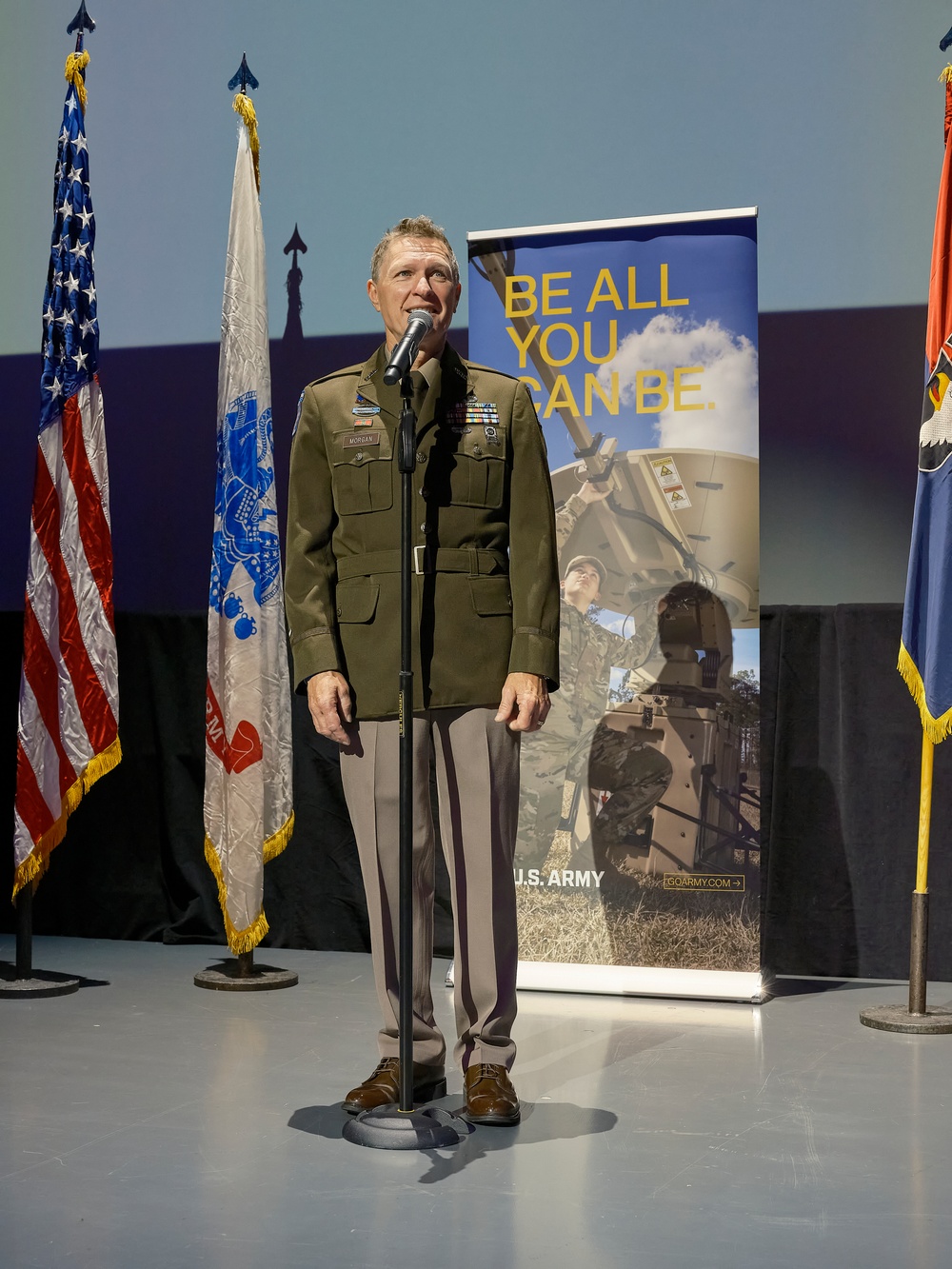 Country Music Star, Craig Morgan enlists into the Army