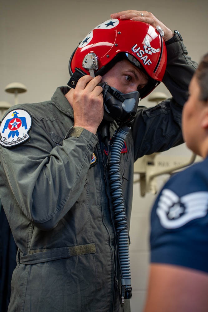 USAF Thunderbirds recognize Hometown Hero in Sioux Falls