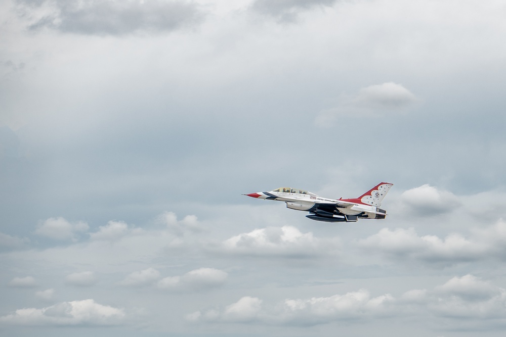 USAF Thunderbirds recognize Hometown Hero in Sioux Falls