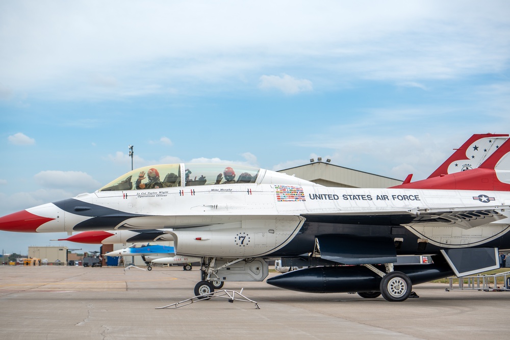 USAF Thunderbirds recognize Hometown Hero in Sioux Falls