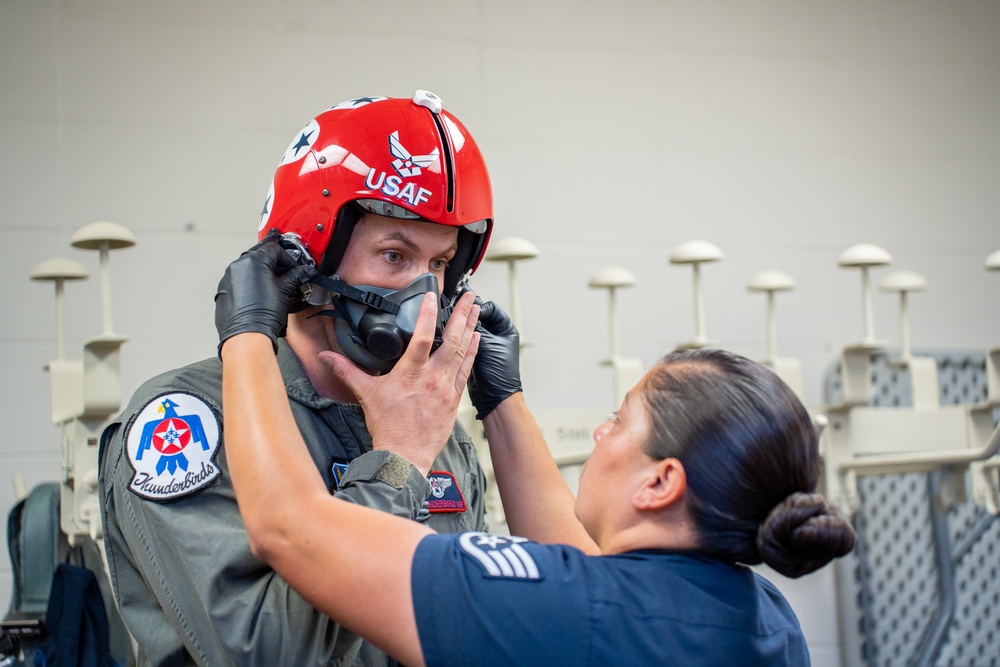 USAF Thunderbirds recognize Hometown Hero in Sioux Falls