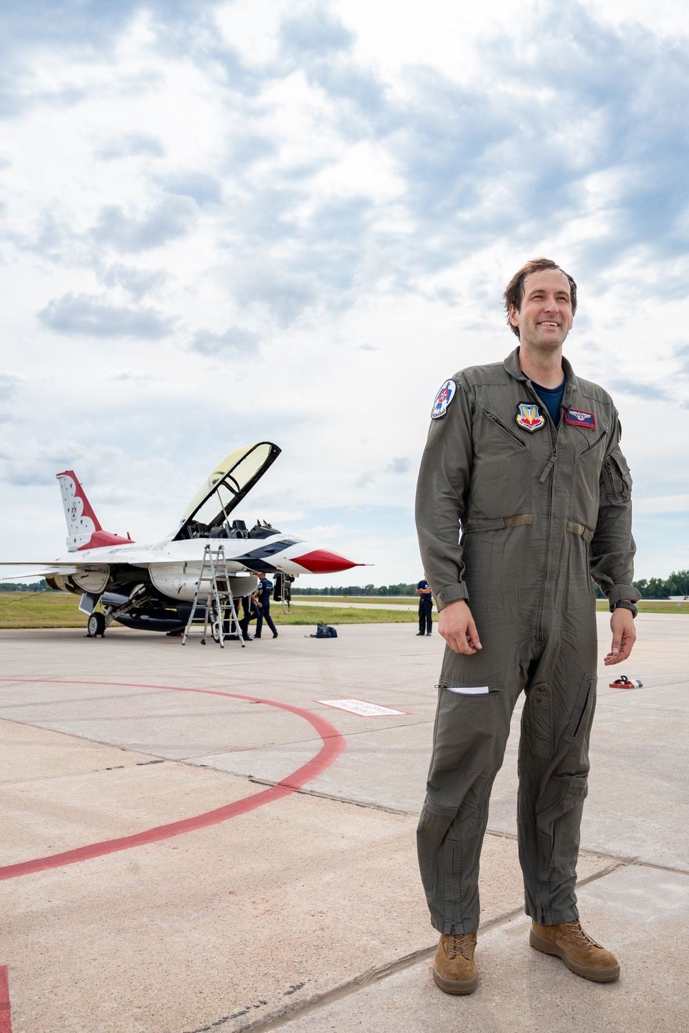 USAF Thunderbirds recognize Hometown Hero in Sioux Falls