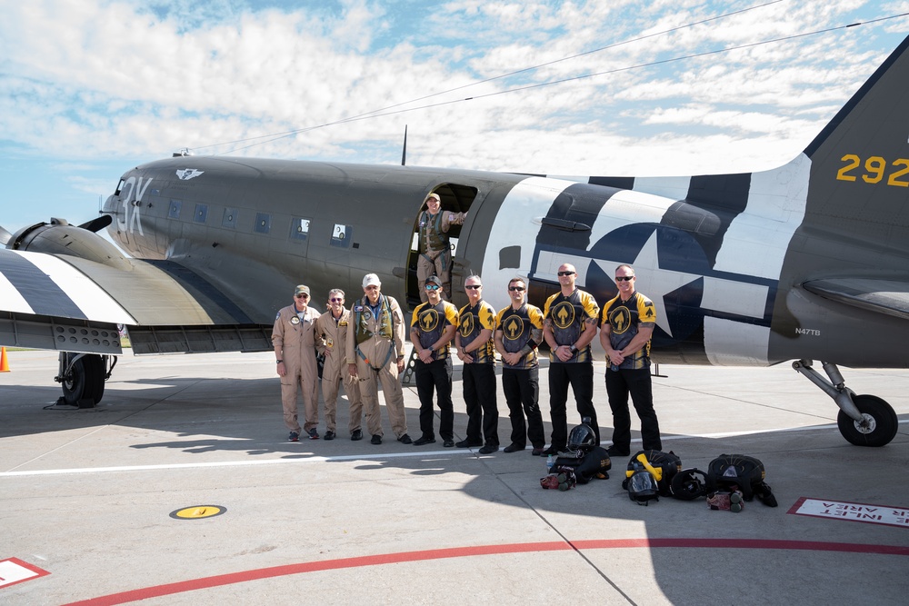 USSOCOM &quot;Para-Commandos Drop in to the Sioux Falls Airshow