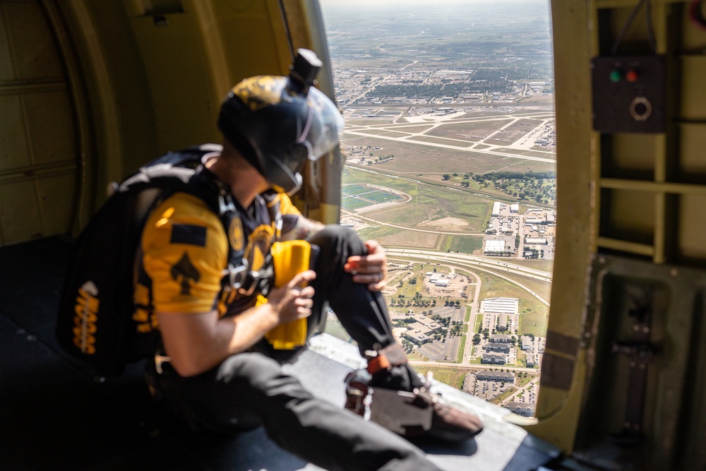 USSOCOM &quot;Para-Commandos Drop in to the Sioux Falls Airshow