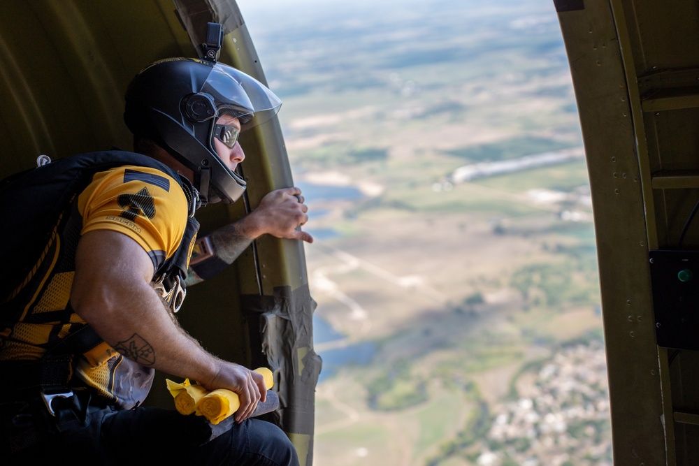 USSOCOM &quot;Para-Commandos Drop in to the Sioux Falls Airshow