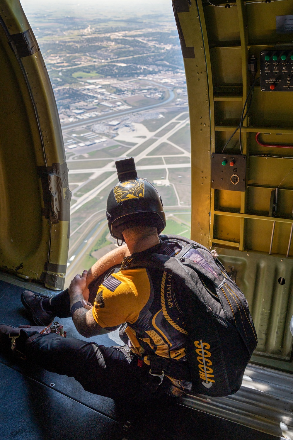 USSOCOM &quot;Para-Commandos Drop in to the Sioux Falls Airshow