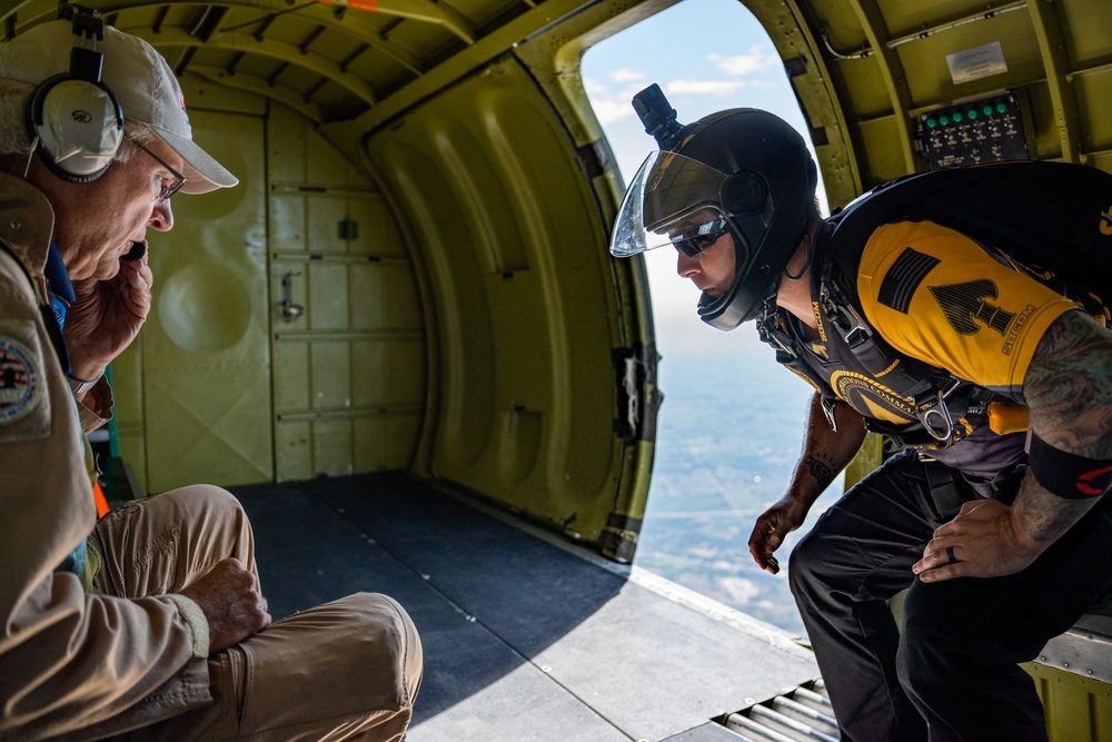 USSOCOM &quot;Para-Commandos Drop in to the Sioux Falls Airshow