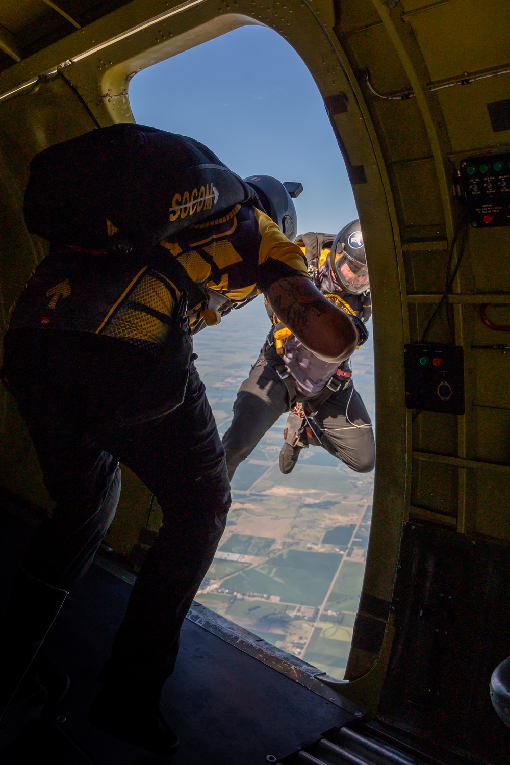 USSOCOM &quot;Para-Commandos Drop in to the Sioux Falls Airshow