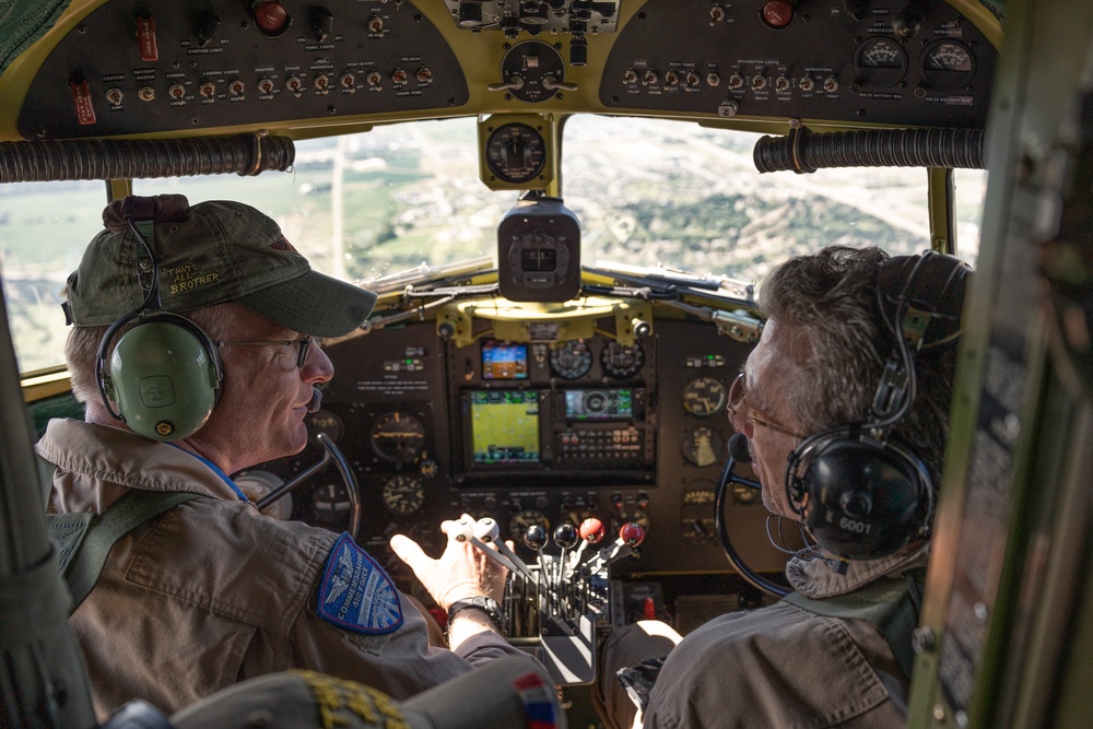 USSOCOM &quot;Para-Commandos Drop in to the Sioux Falls Airshow