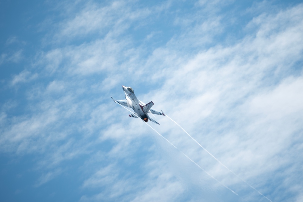 Thunderbirds perform at Sioux Falls Airshow