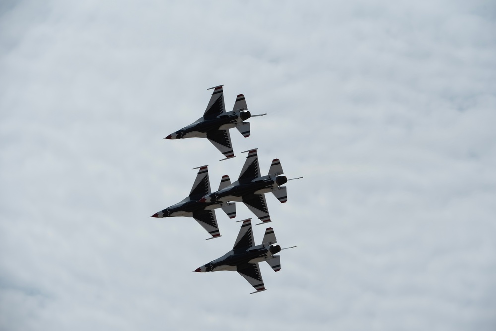 The United States Air Force Demonstration Squadron “Thunderbirds” perform at the Sioux Falls Airshow