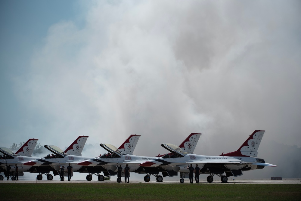 United States Air Force Demonstration Squadron “Thunderbirds” perform at the Sioux Falls Airshow