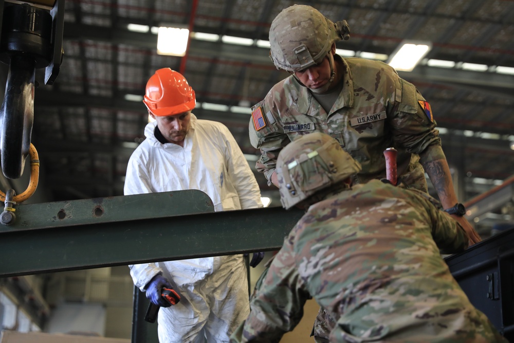 1st AD Soldiers and Australian contractors team up to repair M1A2 Abrams tank