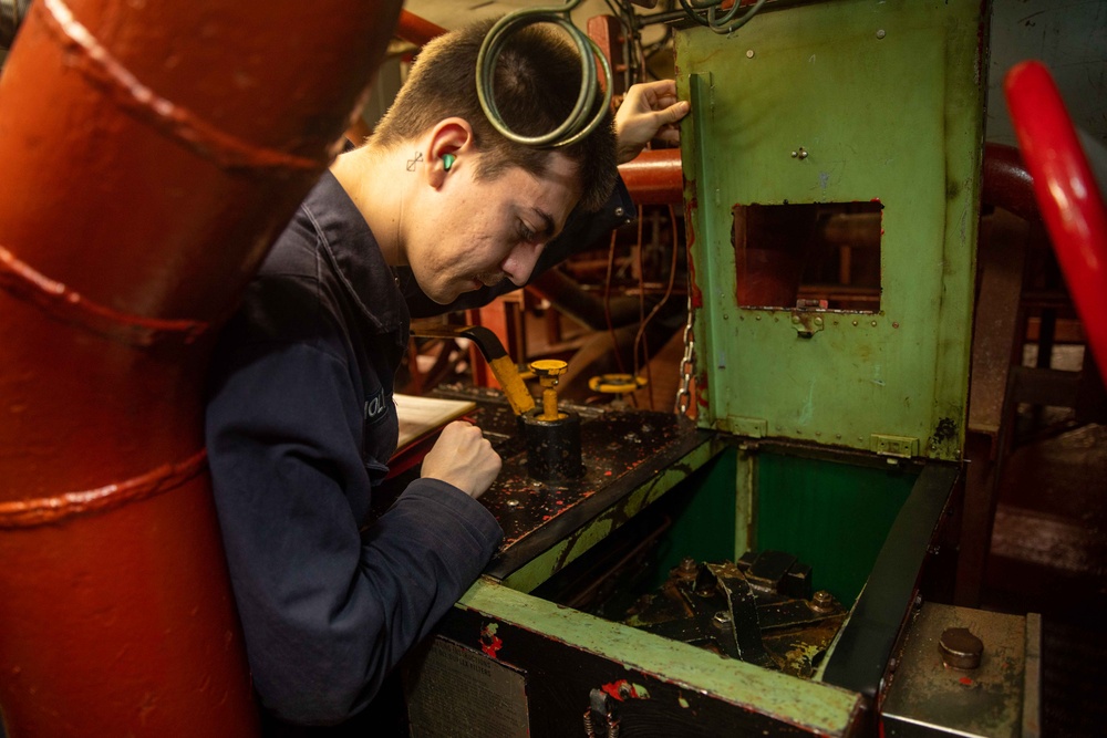 GSM3 Holt Inspects Strainer Assembly Aboard USS Antietam (CG 54)