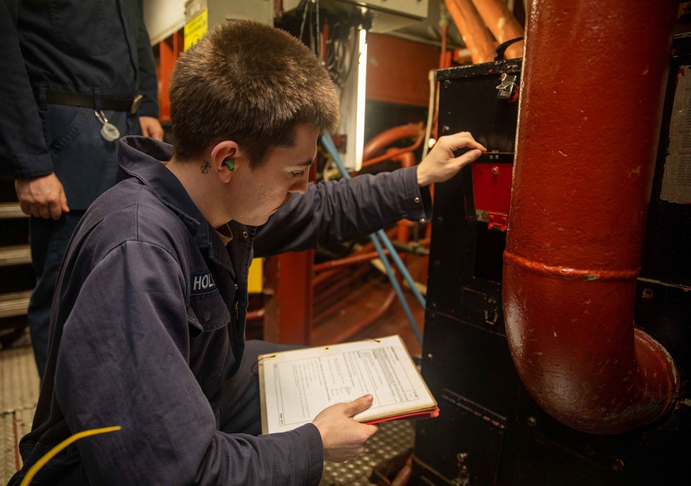 GSM3 Holt Inspects Ventilation Valve Aboard USS Antietam (CG 54)