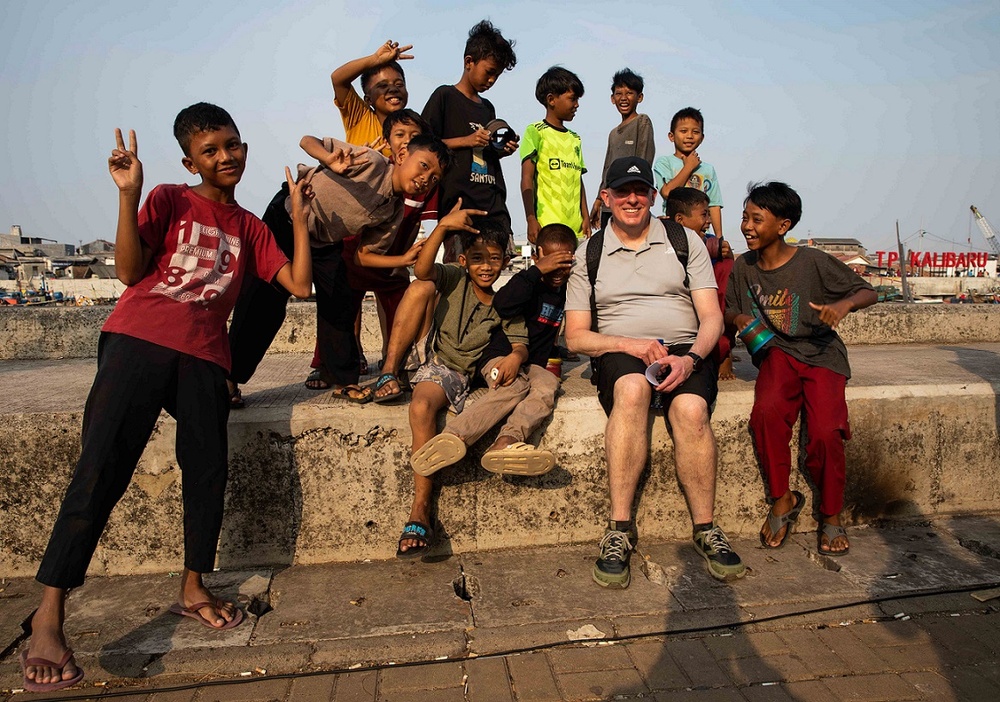 Sailors Engage With Indonesian Students