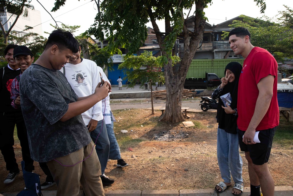 Sailors Engage With Indonesian Students