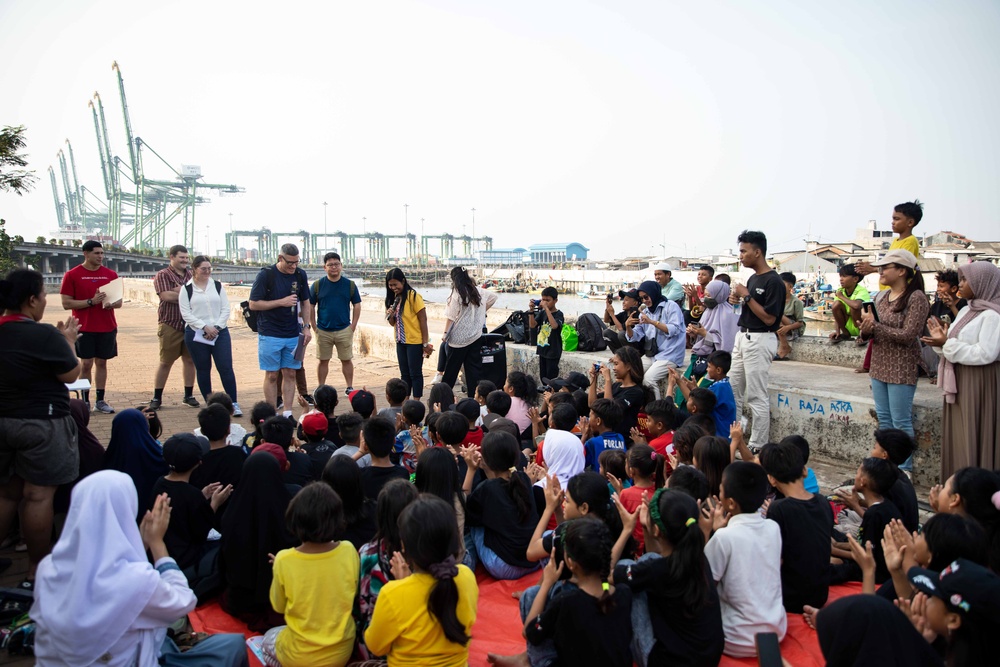 Sailors Engage With Indonesian Students