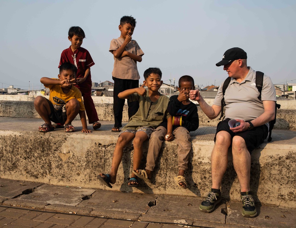 Sailors Engage With Indonesian Students