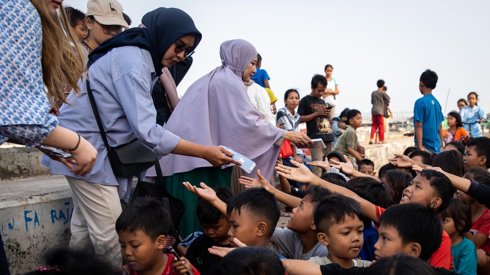 Sailors Engage With Indonesian Students