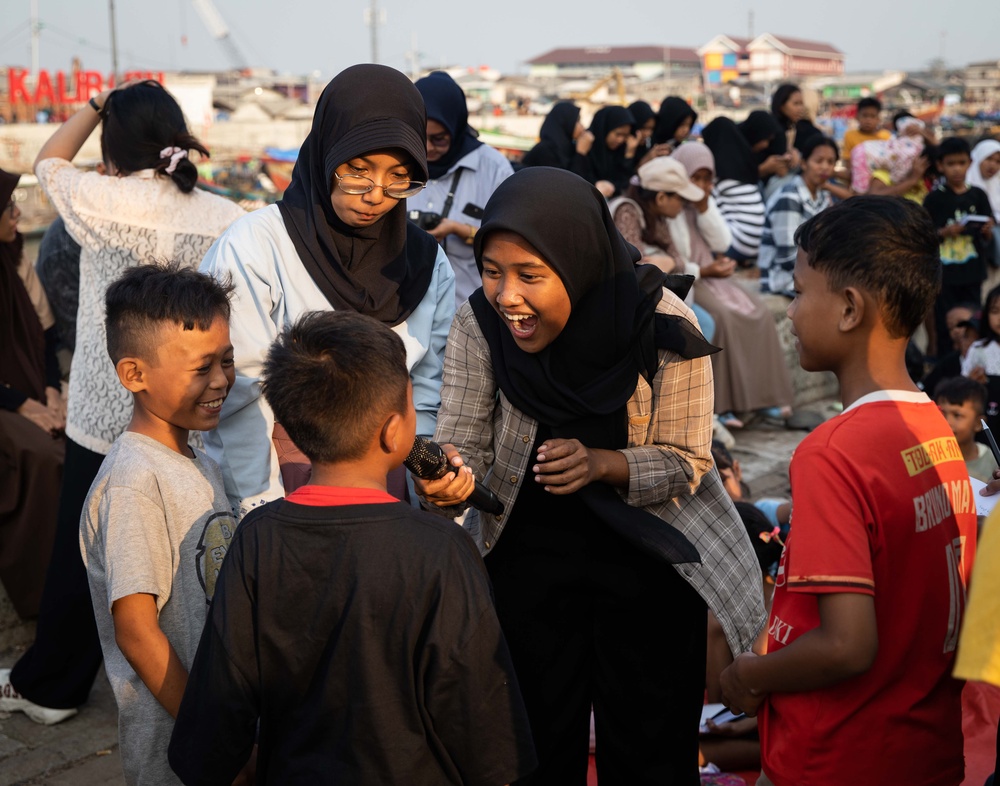 Sailors Engage With Indonesian Students