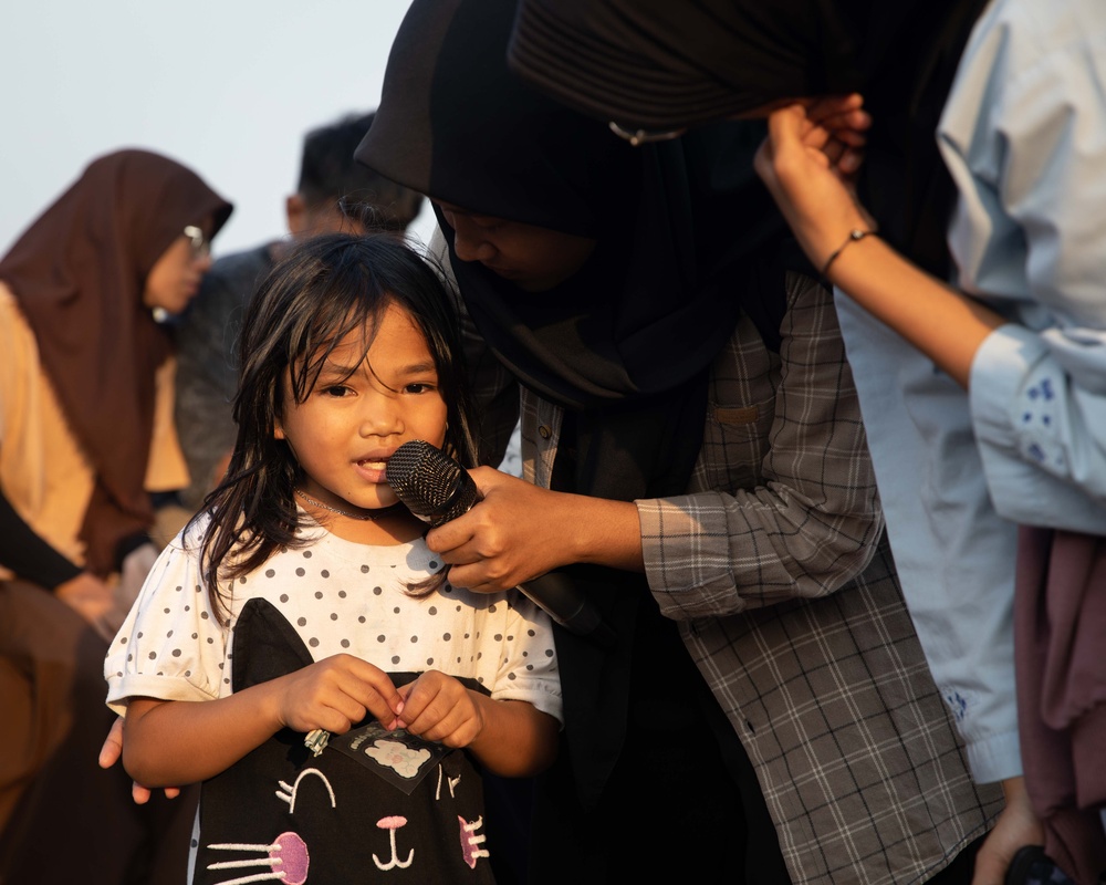 Sailors Engage With Indonesian Students