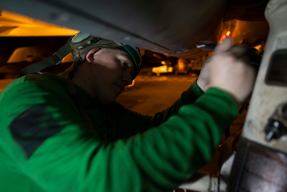 USS Carl Vinson (CVN 70) Sailors Perform Maintenance on aircrafts in the Pacific Ocean