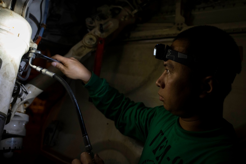 USS Carl Vinson (CVN 70) Sailors Perform Maintenance on Aircrafts in the Pacific Ocean