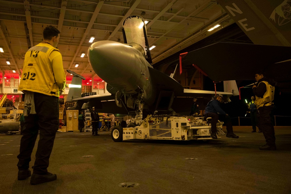 USS Carl Vinson (CVN 70) Sailors Perform Maintenance on Aircrafts in the Pacific Ocean