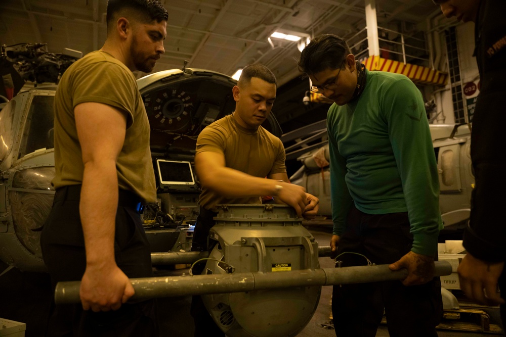 USS Carl Vinson (CVN 70) Sailors Perform Maintenance on aircrafts in the Pacific Ocean