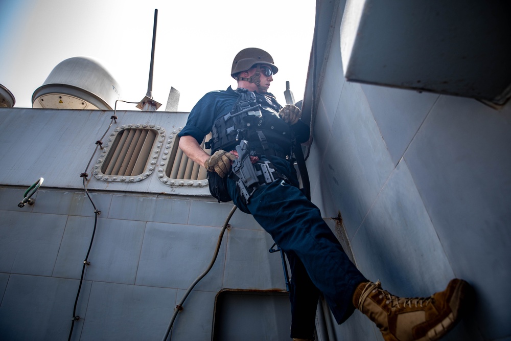 USS McFaul Conducts VBSS Training