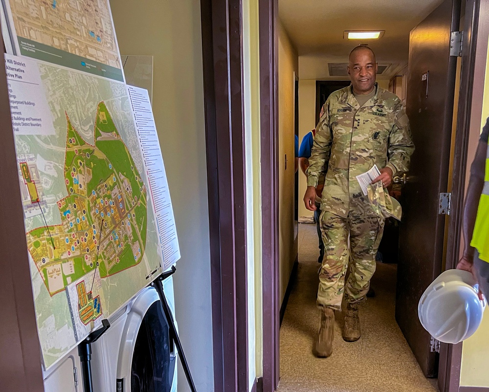 LTG Vereen visits Barracks at Fort Liberty