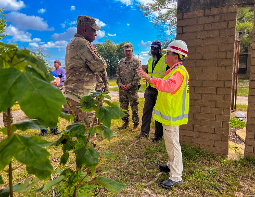 LTG Vereen visits Barracks at Fort Liberty