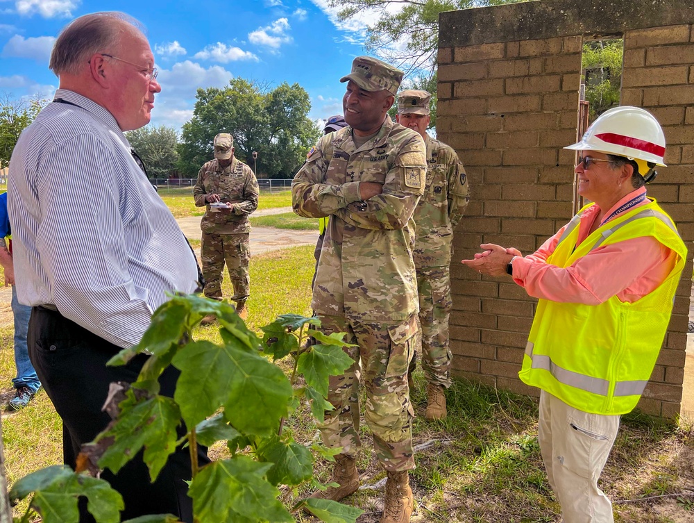 LTG Vereen visits Barracks at Fort Liberty