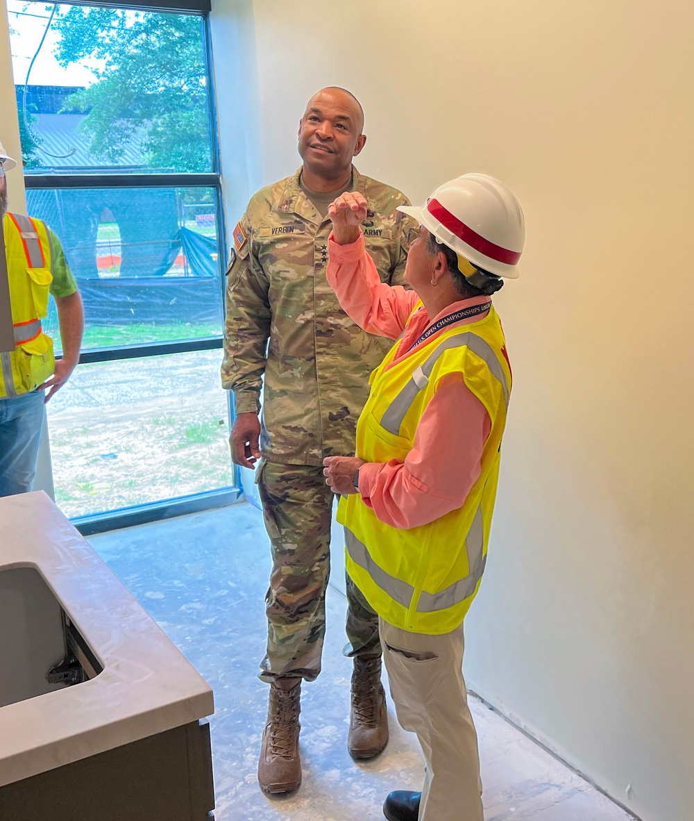 LTG Vereen visits Barracks at Fort Liberty