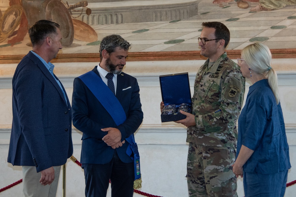 SETAF-AF senior leaders meet President of Vicenza Province at local villa