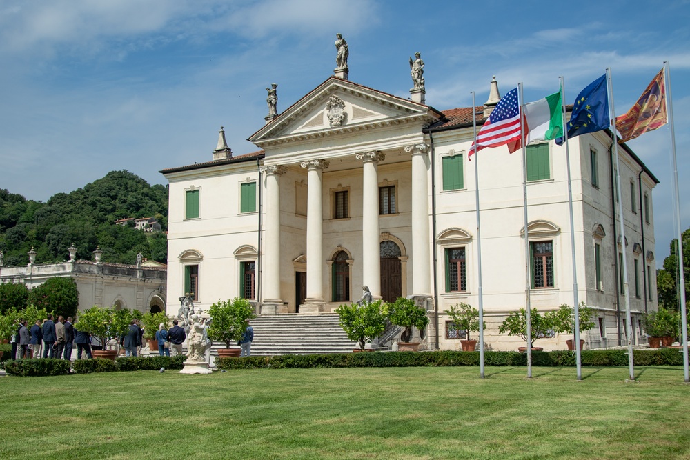 SETAF-AF senior leaders meet President of Vicenza Province at local villa