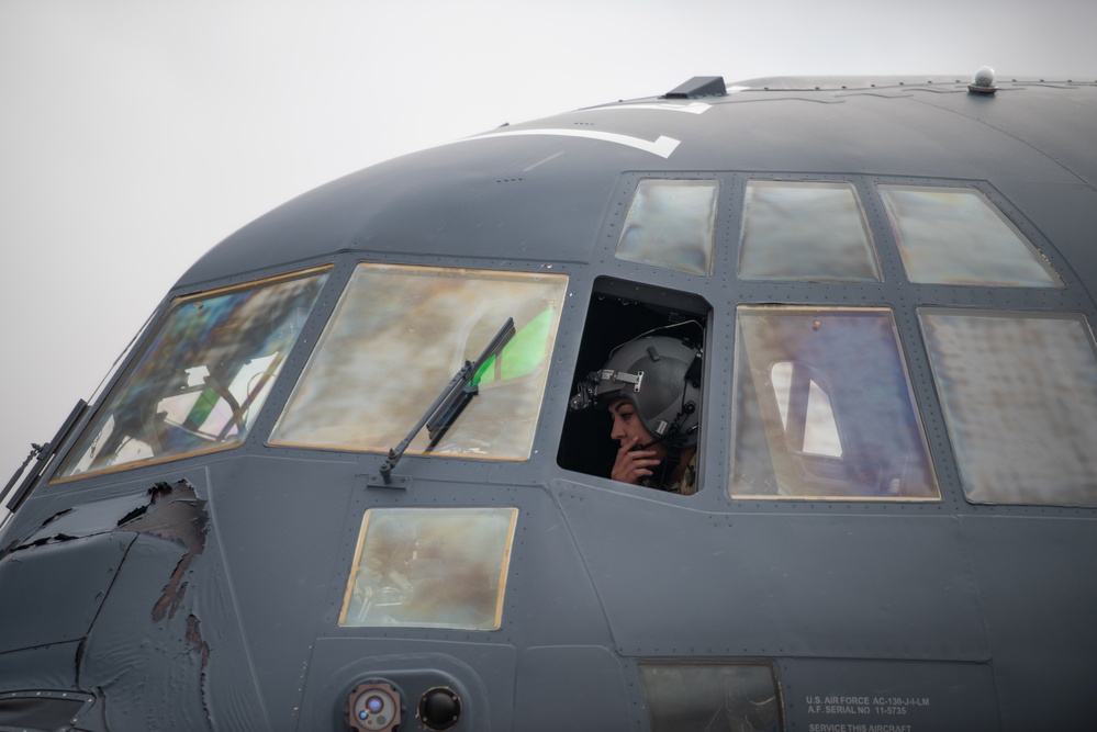 Maintainers keep gunship in flight in Chile for SOUTHERN STAR