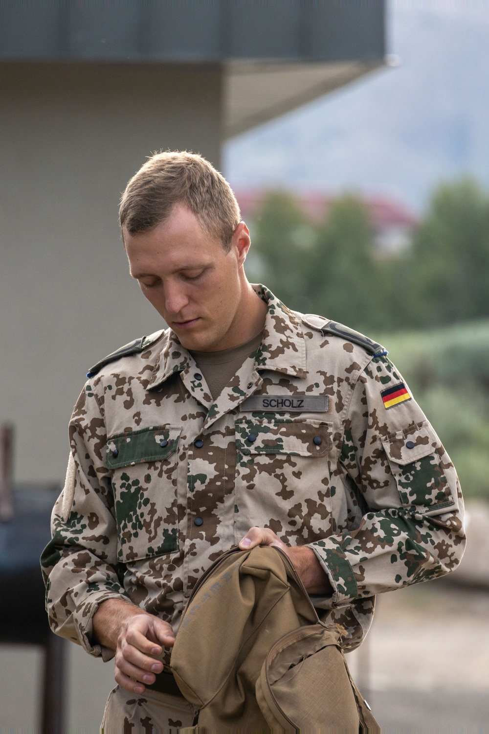 Mountain Medicine 1-23 learns knot tying techniques to help in Mountain Warfare