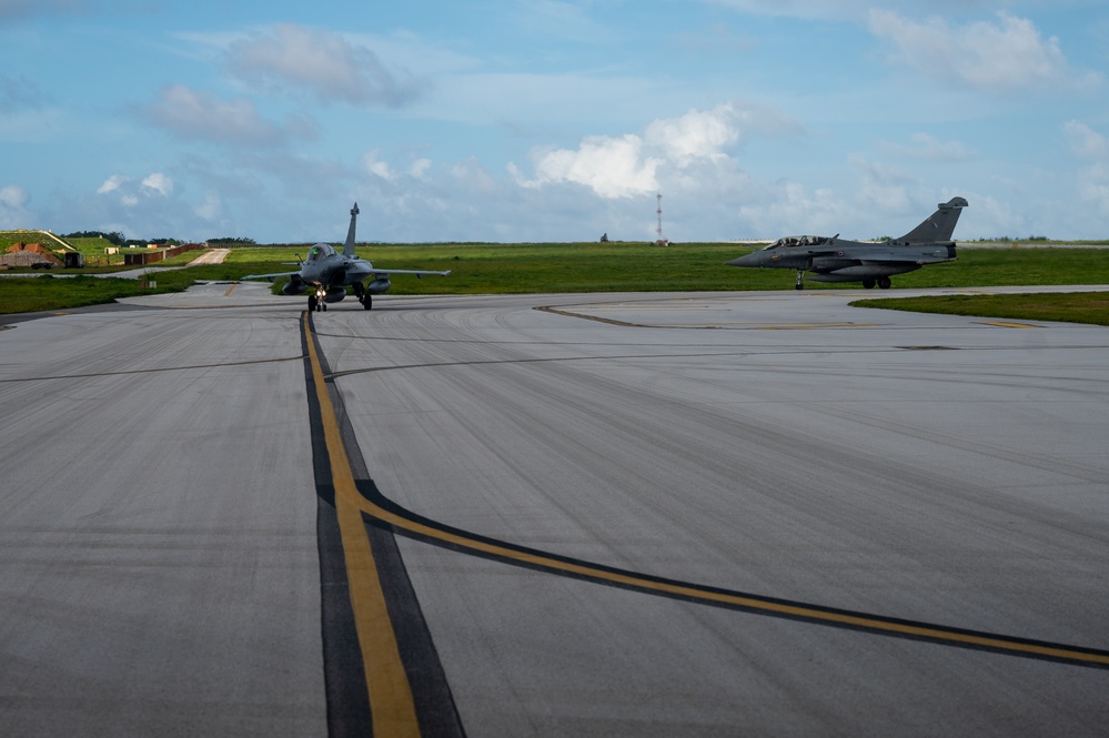 Royal Canadian Air Force trains in simulated airdrops