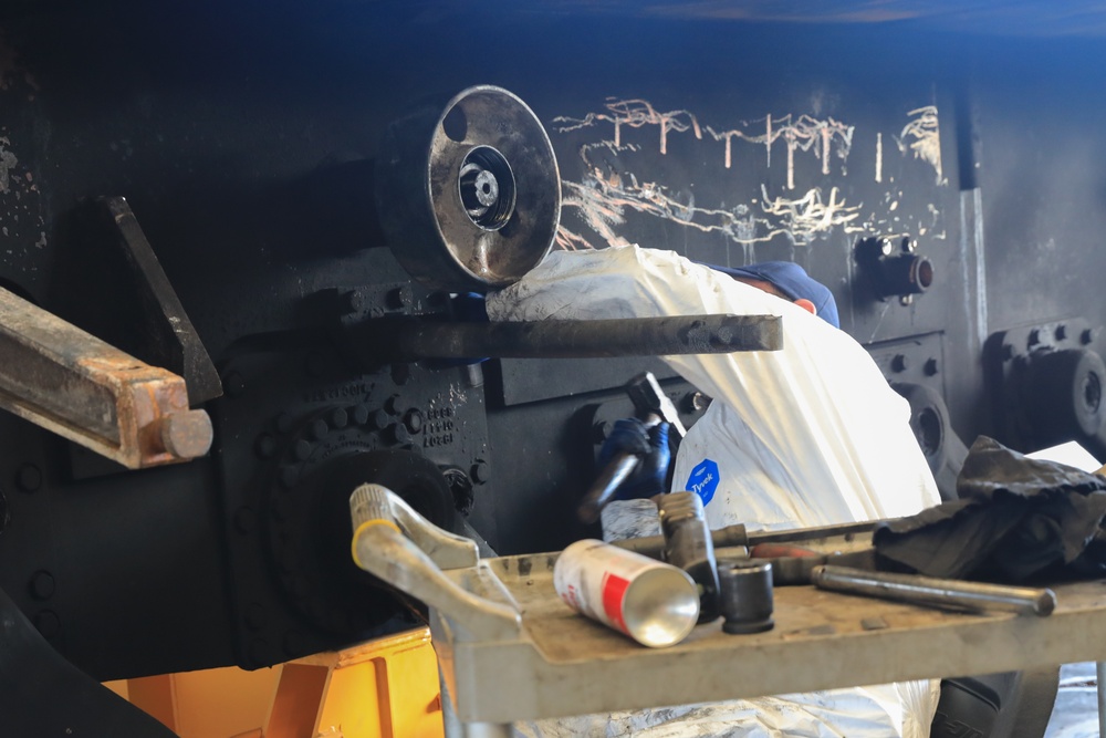 1st AD Soldiers and Australian contractors team up to repair M1A2 Abrams tank