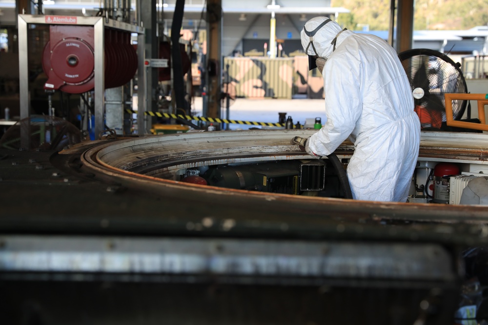 1st AD Soldiers and Australian contractors team up to repair M1A2 Abrams tank