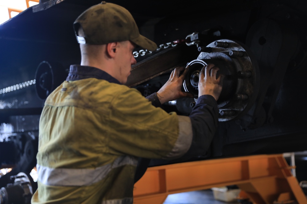 1st AD Soldiers and Australian contractors team up to repair M1A2 Abrams tank