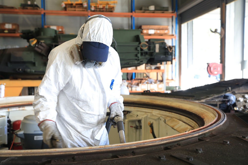 1st AD Soldiers and Australian contractors team up to repair M1A2 Abrams tank