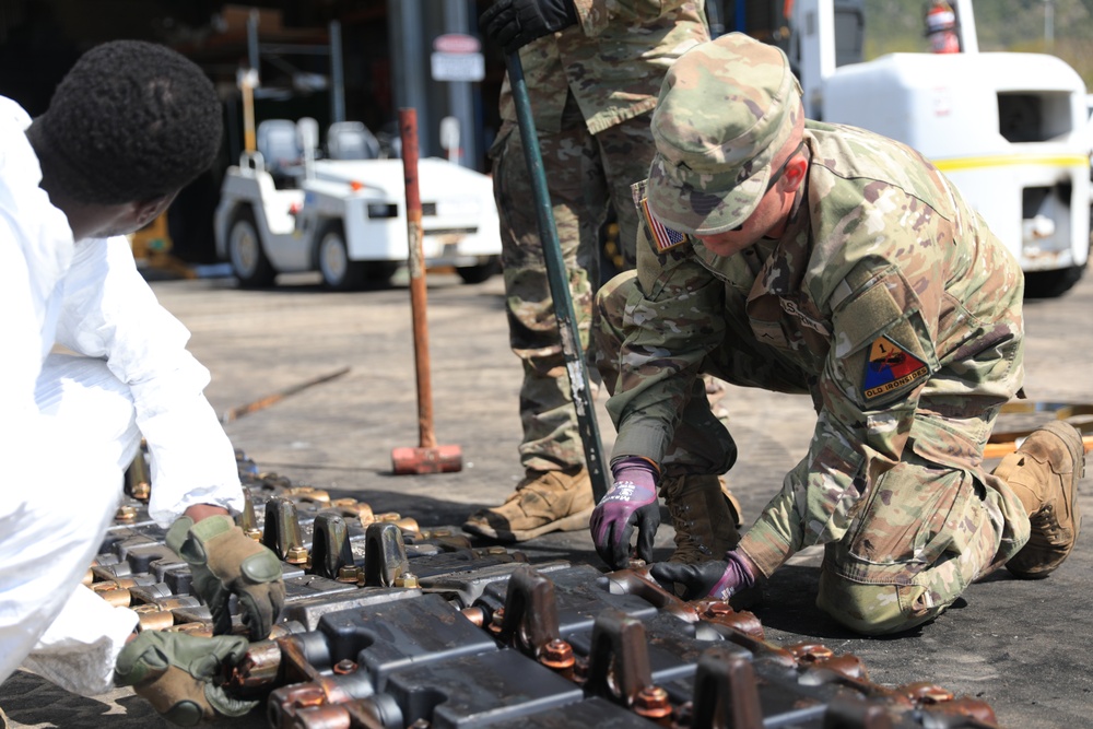 1st AD Soldiers and Australian contractors team up to repair M1A2 Abrams tank