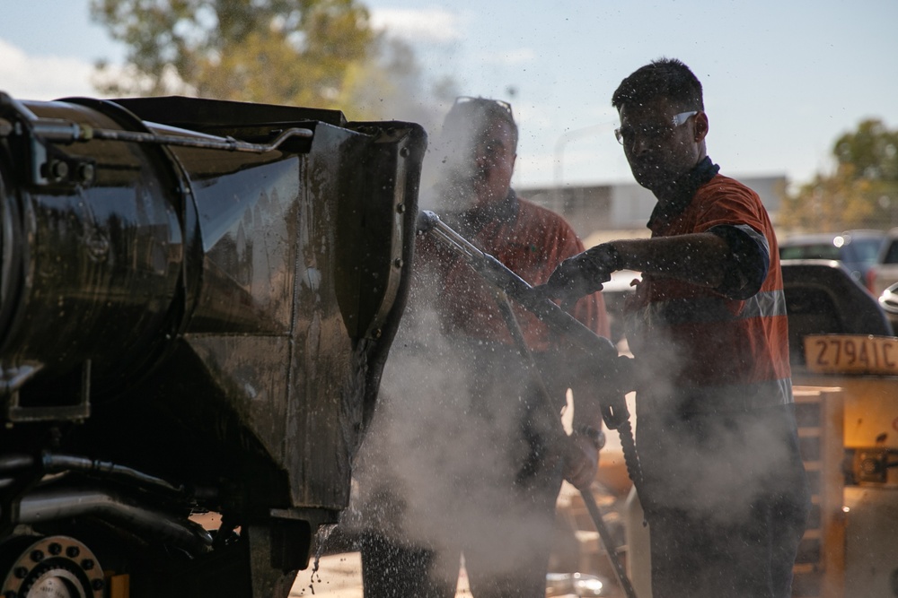 1st AD Soldiers and Australian contractors team up to repair M1A2 Abrams tank