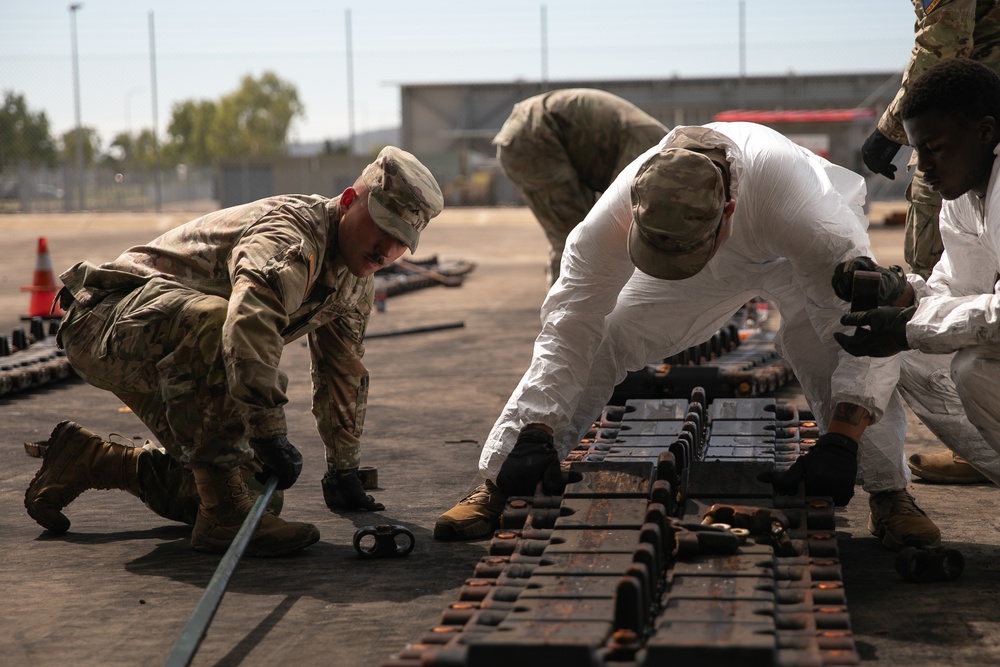 1st AD Soldiers and Australian contractors team up to repair M1A2 Abrams tank