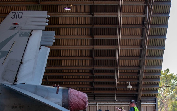 USAF Defenders tour RAAF E/A-18G Growler